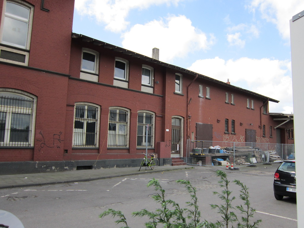 Anbau des Güterschuppens des Bahnhofes Gerresheim, von der Straßenseite gesehen (2012).