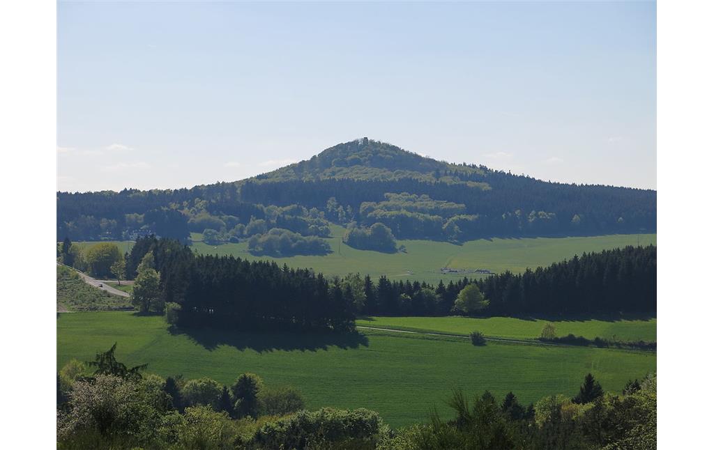Der höchste Berg der Eifel, die 747 Meter hohe Hohe Acht, Ansicht von Osten (2014).