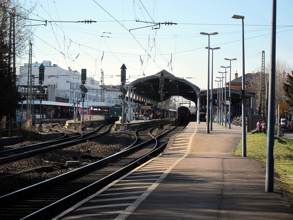 Hauptbahnhof Bonn mit der Bahnsteigüberdachung, vom Bahnsteig an Gleis 1 aus gesehen (2015).
