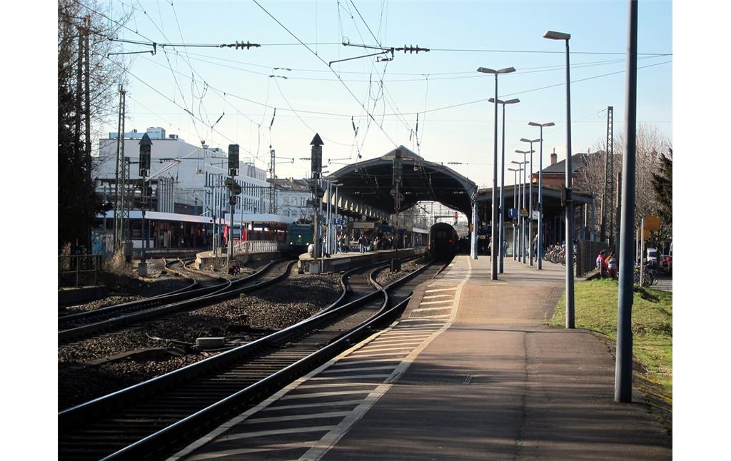 Hauptbahnhof Bonn mit der Bahnsteigüberdachung, vom Bahnsteig an Gleis 1 aus gesehen (2015).