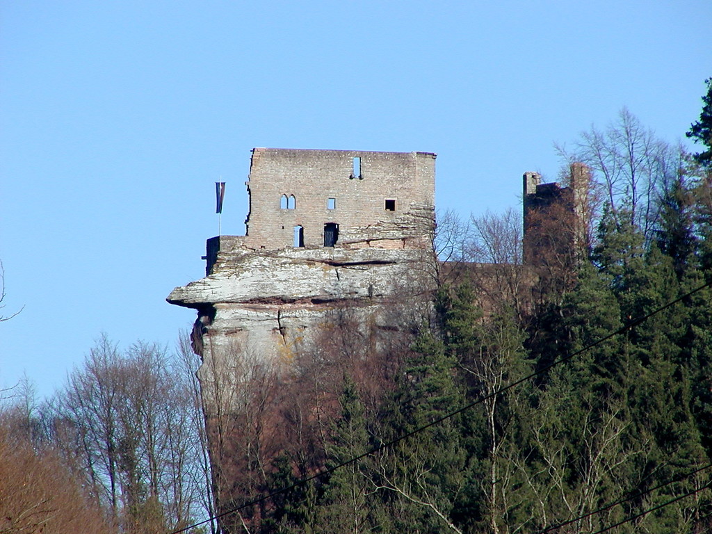 Oberburgfelsen und zweite Schildmauer von Süden