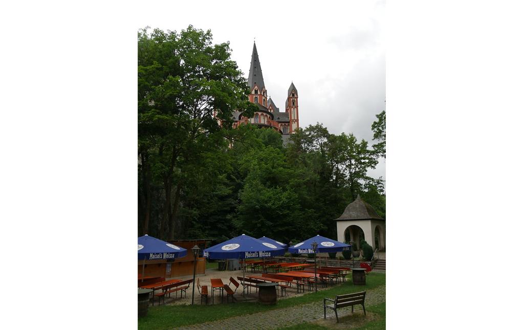 Biergarten der Obermühle Limburg mit dem Dom im Hintergrund (2017)