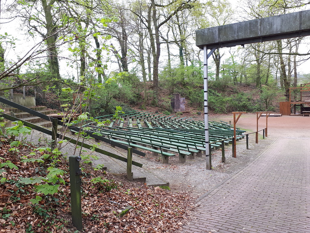 Seitenblick auf die Sitzränge im Amphitheater in Xanten-Birten (2017).