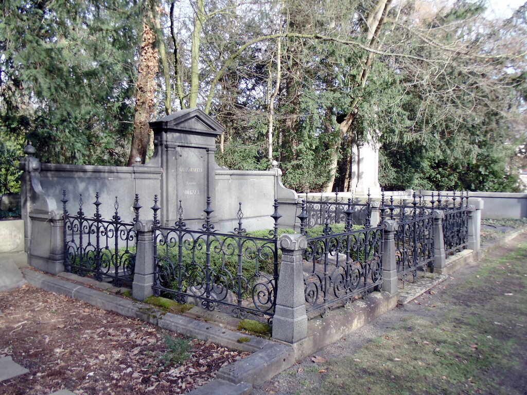 Blick von Westen aus auf die Grabstätte der Familie Nourney auf der sogenannten "Millionenallee" auf dem Melatenfriedhof in Köln-Lindenthal (2020).