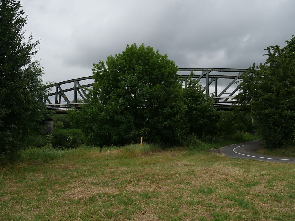 Westansicht der Eisenbahnbrücke bei Limburg-Staffel (2017)