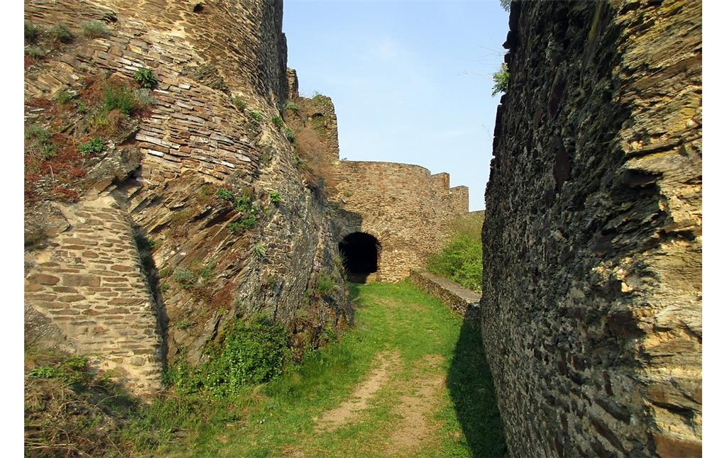 Burgruine der Winneburg bei Cochem, Zugang vom unteren zum oberen Burghof im Süden der Ruine (2018).