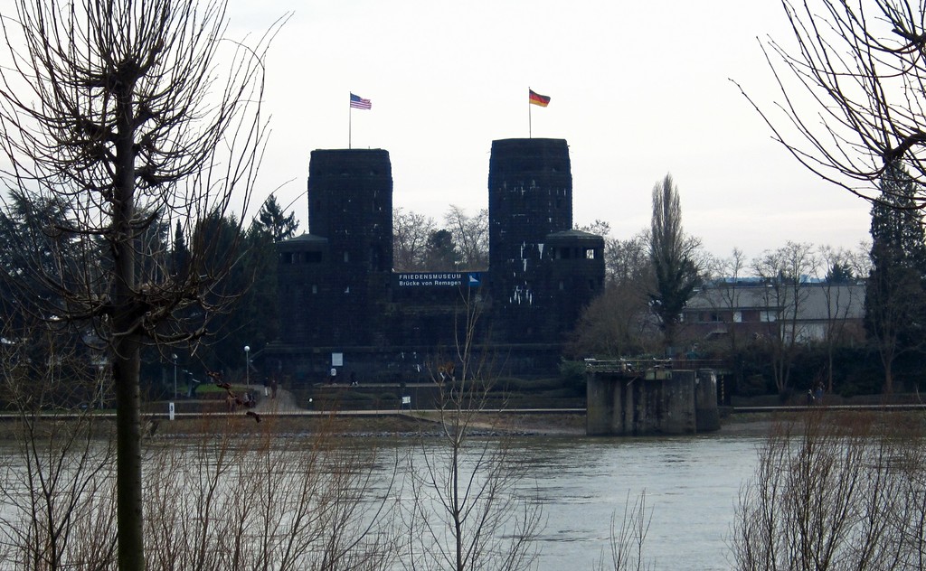 Reste der früheren Eisenbahnbrücke Remagen ("Ludendorff-Brücke") mit dem Friedensmuseum in Remagen, Ansicht von der rechten (östlichen) Rheinseite in Erpel aus (2015)