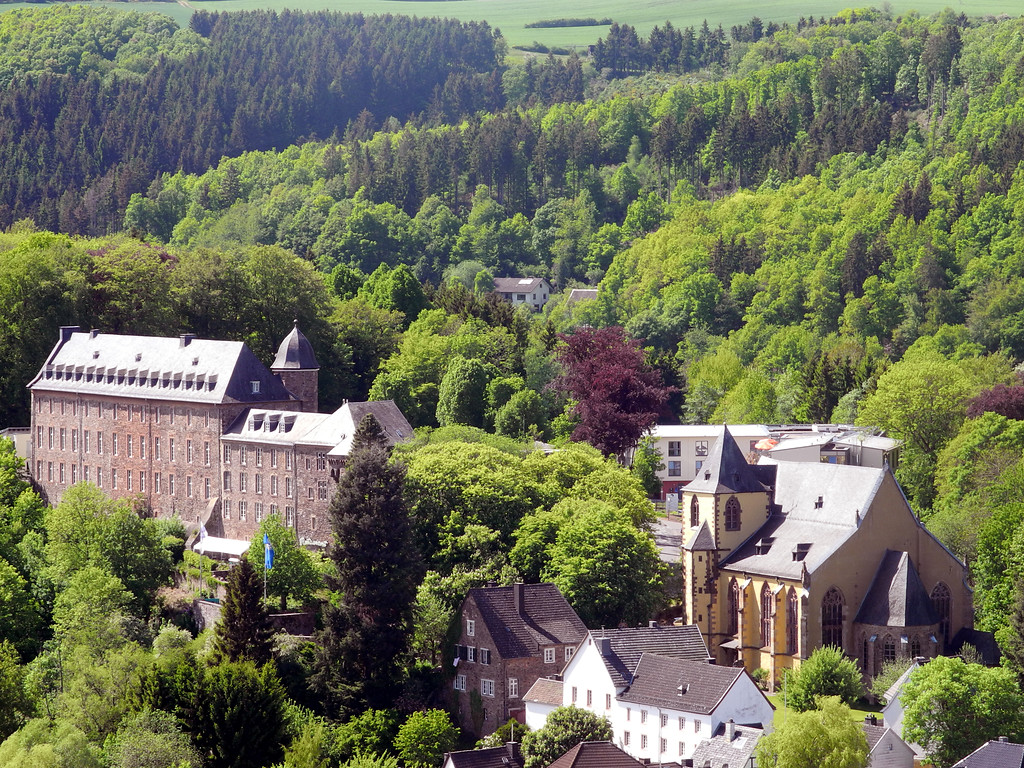 Schleiden: links im Bild das Schloss, rechts die Schlosskirche (2014).