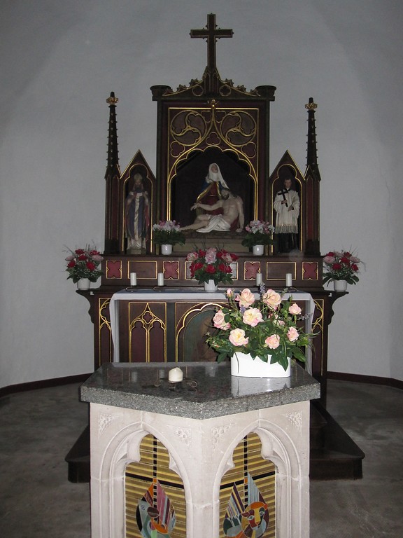 Der Altar in der Schwarzenbergkapelle in Kelberg mit der Pièta, der Mutter Gottes mit Christus (2009).