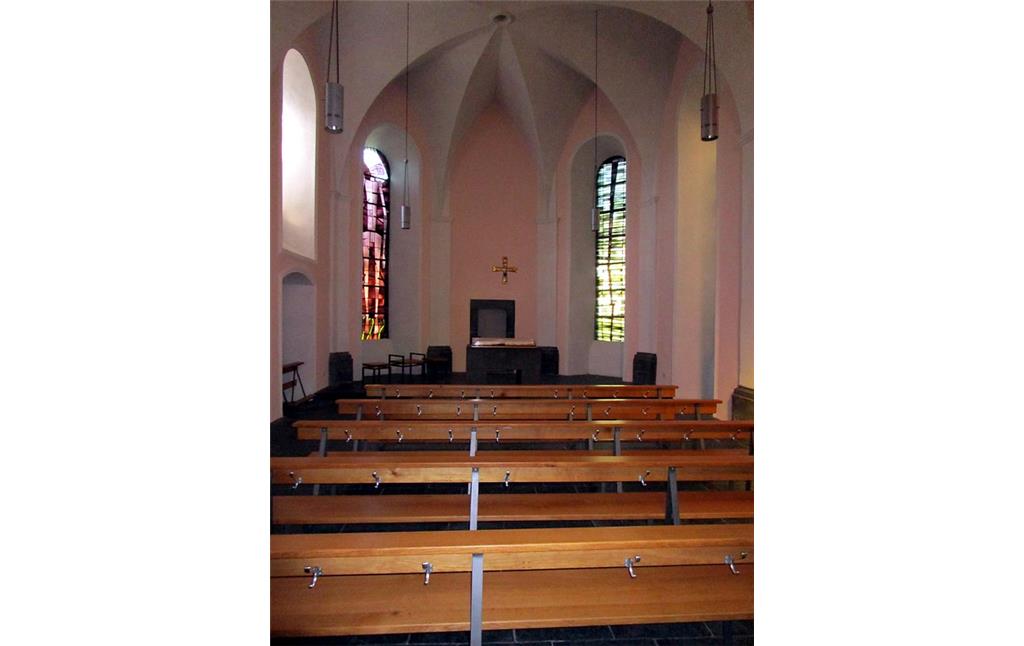 Innenansicht der Mayener Heilig-Geist-Kapelle in Mayen mit Blick in Richtung des Altarraums (2015).