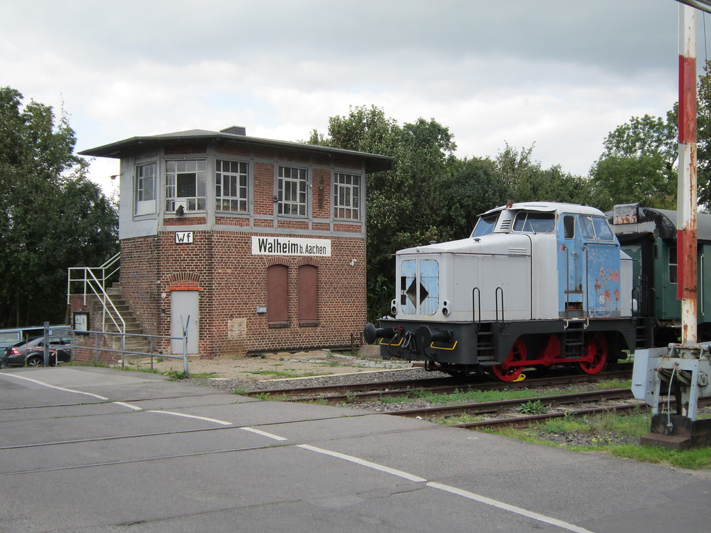 Diesellokomotive DH 240 der Eisenbahnfreunde Grenzland vor dem Stellwerk Wf im Bahnhof Walheim in Aachen (2011)