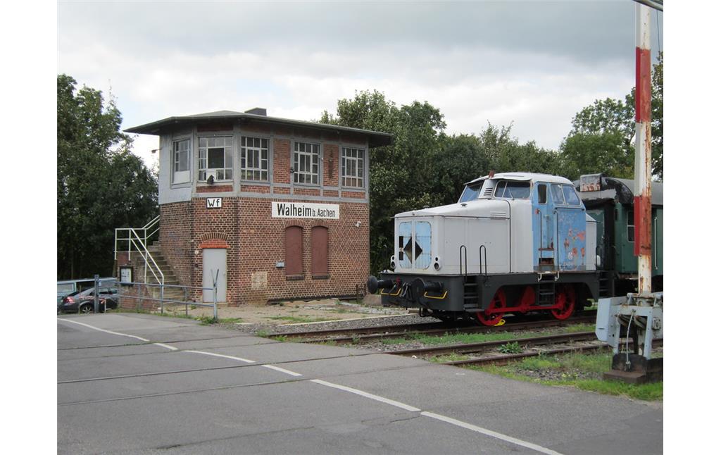 Diesellokomotive DH 240 der Eisenbahnfreunde Grenzland vor dem Stellwerk Wf im Bahnhof Walheim in Aachen (2011)