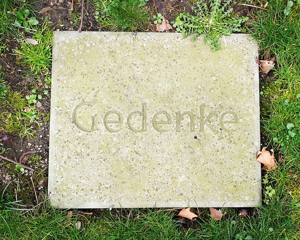 Jüdischer Friedhof in der Werdener Straße in Ratingen (2019): In den Boden eingelassenen Gedenktafel mit der Inschrift "Gedenke".