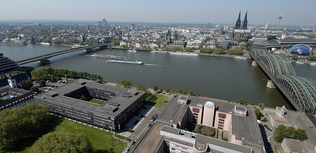 Blick vom Kölner "Triangle"-Turm auf das Hauptverwaltungsgebäude des  Landschaftsverbandes Rheinland in Köln-Deutz - das sogenannte Landeshaus. Rechts im Vordergund das Horion-Haus des LVR und das Hyatt-Hotel. Ebenfalls zu sehen sind der Rhein, die Deutzer- und die Hohenzollernbrücke sowie Altstadt, Dom und Hauptbahnhof (2006).