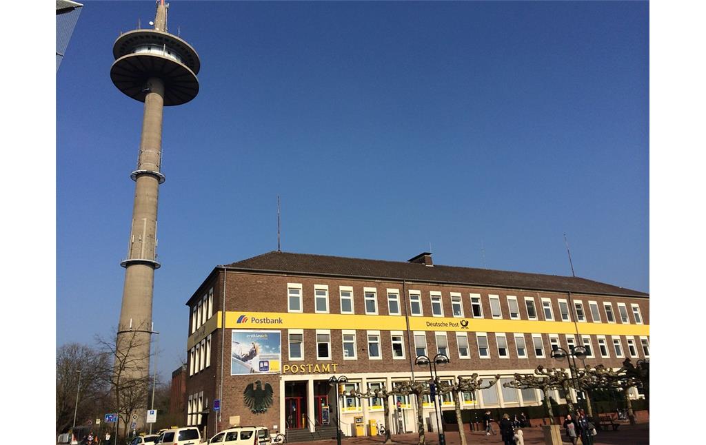 Der Fernsehturm und das Postamt auf dem Berliner-Tor-Platz in Wesel