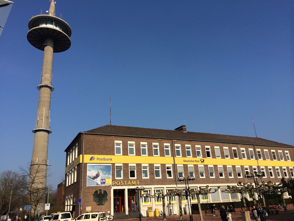 Der Fernsehturm und das Postamt auf dem Berliner-Tor-Platz in Wesel