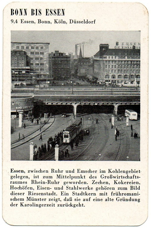 Spielkarte "Essen" mit einer Ansicht der Innenstadt, in der Bildmitte hinten ist der Kirchturm des Essener Münsters zu sehen, im Vordergrund die Bahnanlagen am Hauptbahnhof (aus dem Quartettspiel "Der Rhein", Ravensburger Spiele Nr. 305, Otto Maier Verlag 1952).