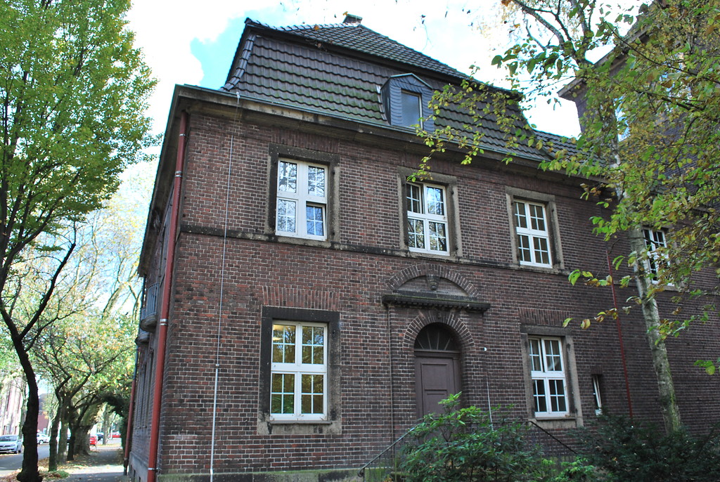 Teil des Bezirksrathauses Rheinhausen in Duisburg (2013); zu sehen ist die Westseite des Direktorenwohnhauses der ehemaligen Schule, in dem heute das Standesamt untergebracht ist