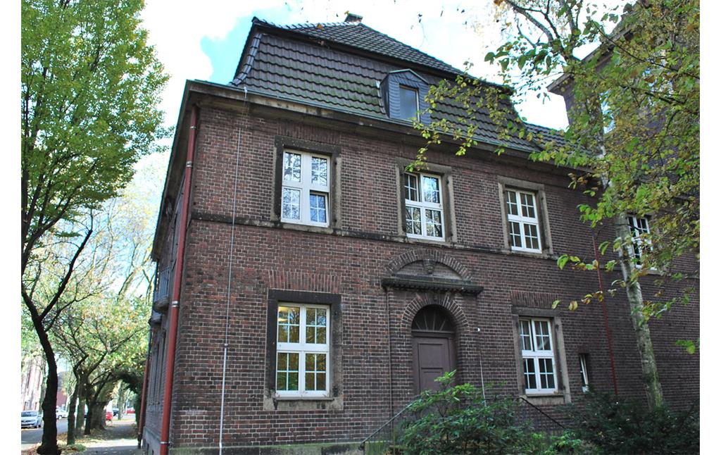 Teil des Bezirksrathauses Rheinhausen in Duisburg (2013); zu sehen ist die Westseite des Direktorenwohnhauses der ehemaligen Schule, in dem heute das Standesamt untergebracht ist