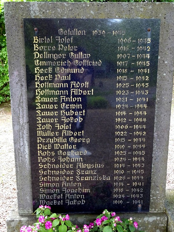 Tafel des Kriegedenkmals Bierfeld, das Gefallene des Zweiten Weltkriegs aufführt (2016).