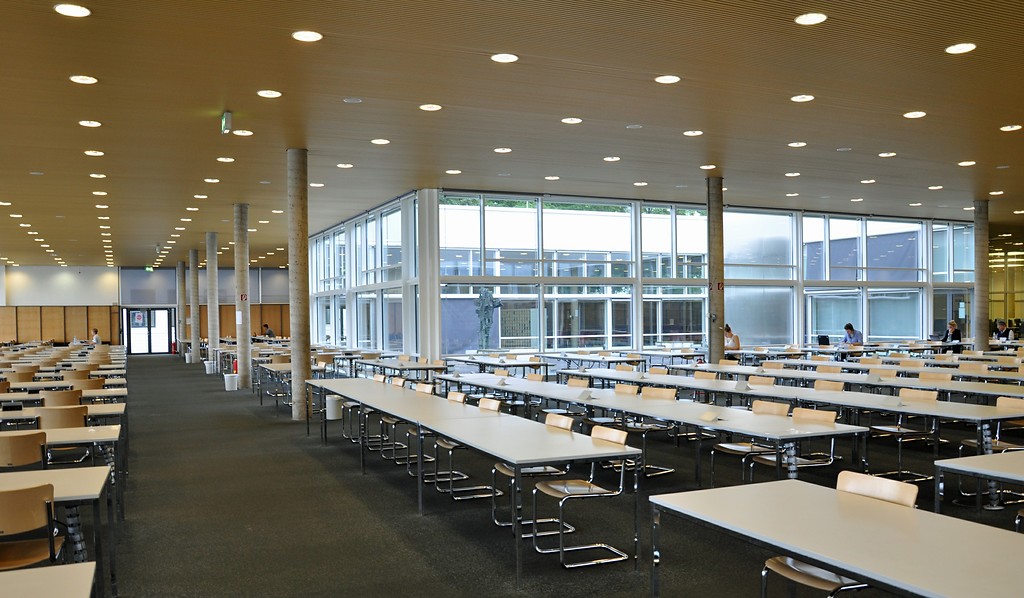 Ansicht des Lesesaals der Universitäts- und Landesbibliothek Bonn mit Blick auf den Innenhof (2017).