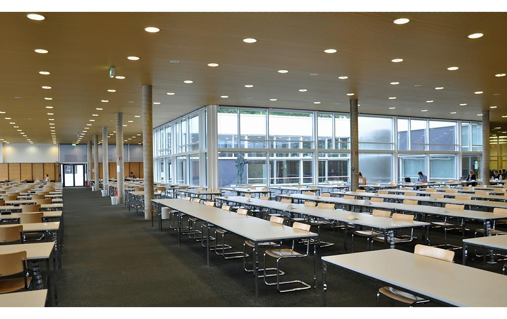 Ansicht des Lesesaals der Universitäts- und Landesbibliothek Bonn mit Blick auf den Innenhof (2017).