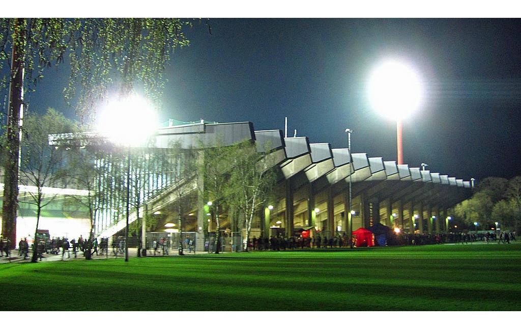 Das Grotenburg-Stadion aus südwestlicher Richtung bei einem abendlichen Flutlichtspiel (2013)