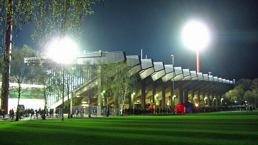 Das Grotenburg-Stadion aus südwestlicher Richtung bei einem abendlichen Flutlichtspiel (2013)