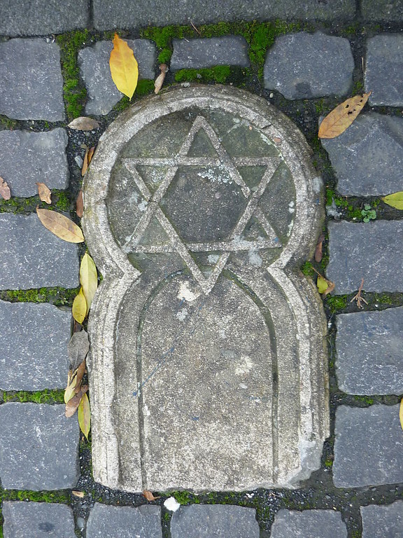Synagoge Hamm (Sieg): Ein jetzt in den Synagogenplatz eingelasses Relikt des 1938 verwüsteteten und in Brand gesteckten jüdischen Gotteshauses (2009).