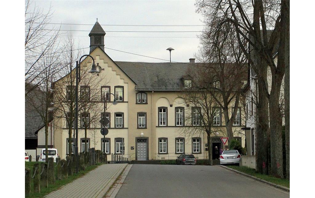 Blick auf die Kaisersescher Alte Schule in der Koblenzer Straße von der Pankratiusstraße aus (2015).