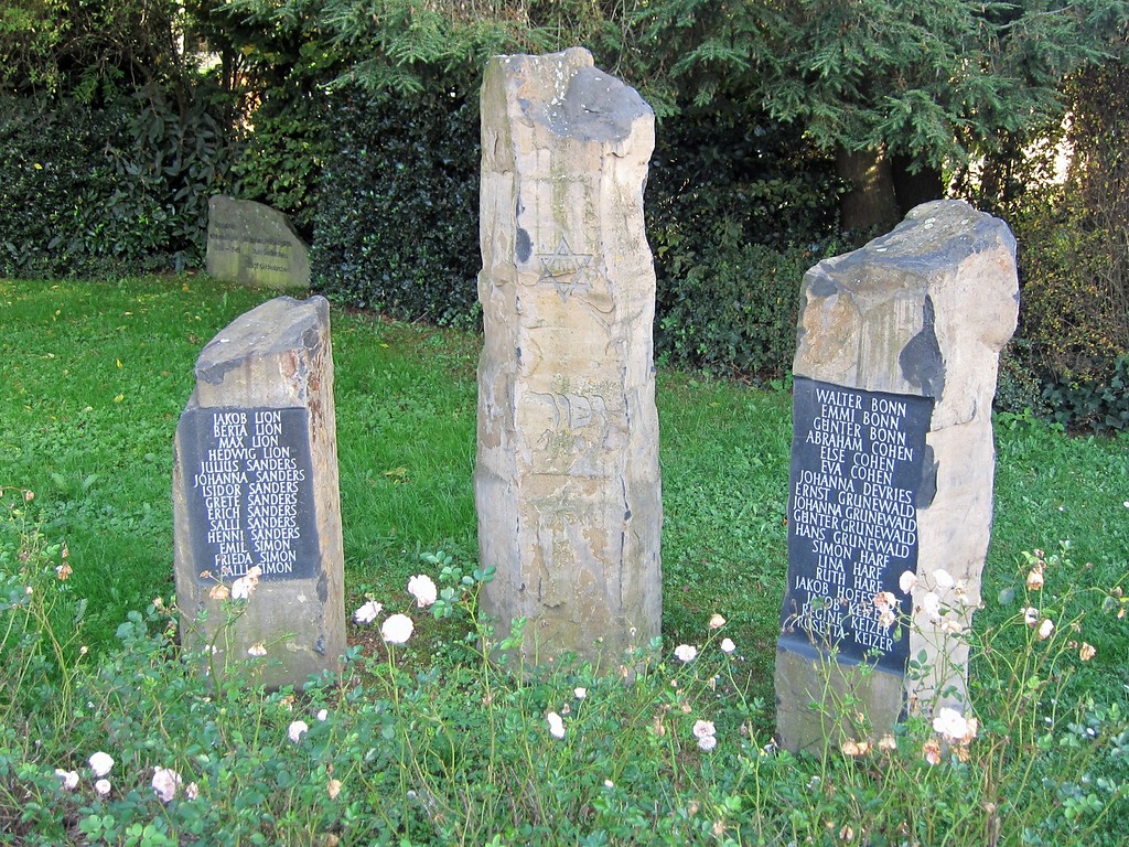 Drei Gedenksteine mit den Namen der Opfer der NS-Zeit auf dem älteren Judenfriedhof Jahnstraße in Nettetal (2013)