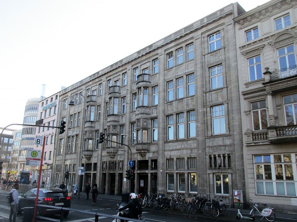 Blick aus östlicher Richtung auf die Fassade des Bing-Hauses am Kölner Neumarkt Nr. 15-21 (2019), einst Geschäftshaus und heute Sitz des Gesundheitsamts.