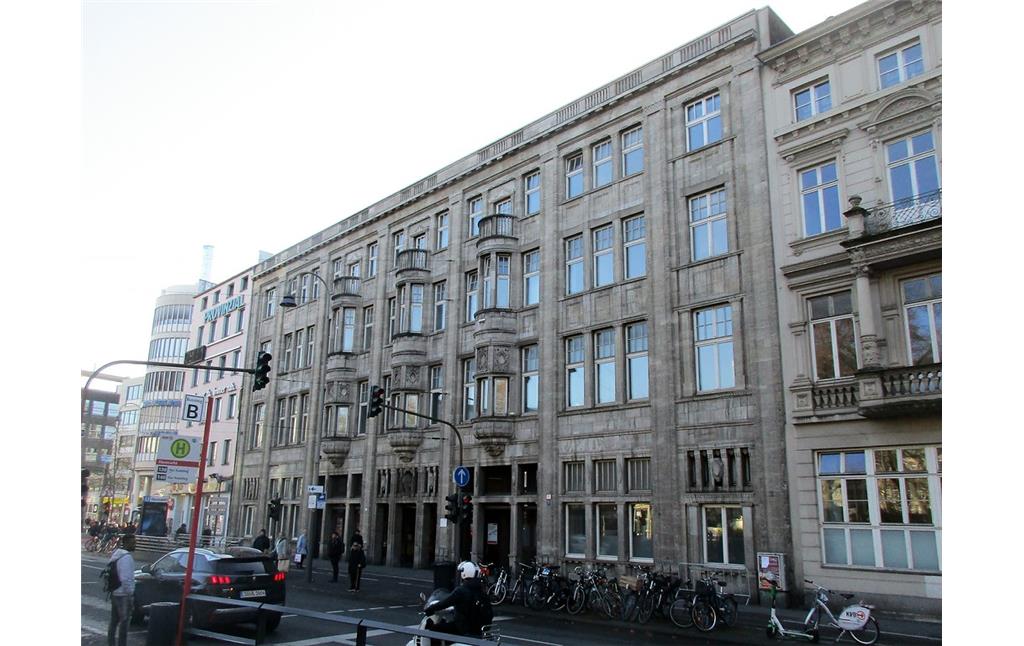 Blick aus östlicher Richtung auf die Fassade des Bing-Hauses am Kölner Neumarkt Nr. 15-21 (2019), einst Geschäftshaus und heute Sitz des Gesundheitsamts.