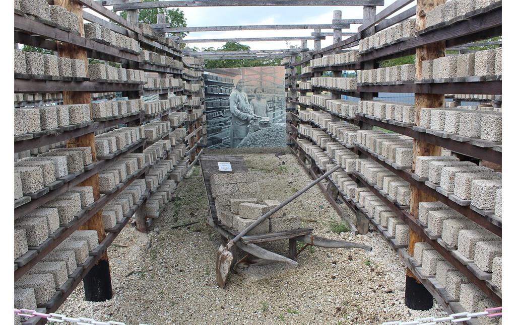 Trockenlagerstätte für Bimssteine auf dem Gelände des Deutschen Bimsmuseums in Kaltenengers (2020)