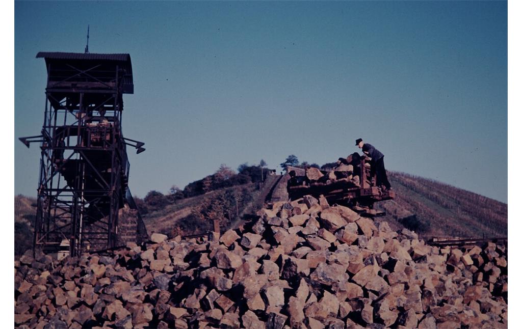 Gleisabschnitt bis zum Abladen der Basaltsteine (1960er Jahre).
