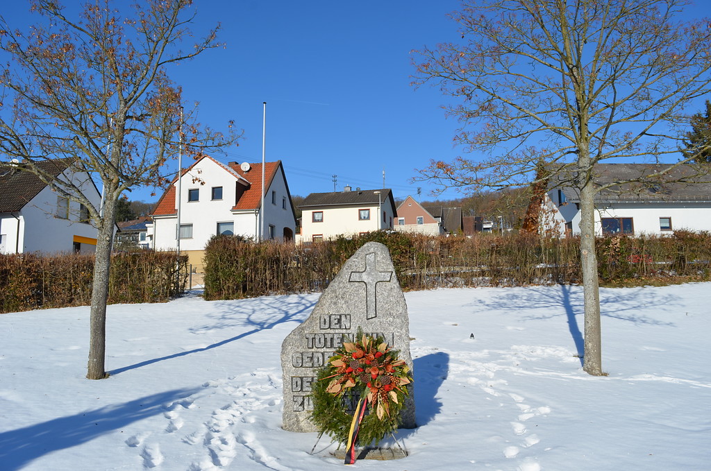 Frontansicht des Kriegerdenkmals auf dem Friedhof Seibersbach (2017)