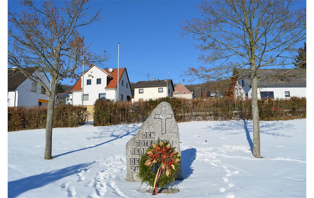Frontansicht des Kriegerdenkmals auf dem Friedhof Seibersbach (2017)