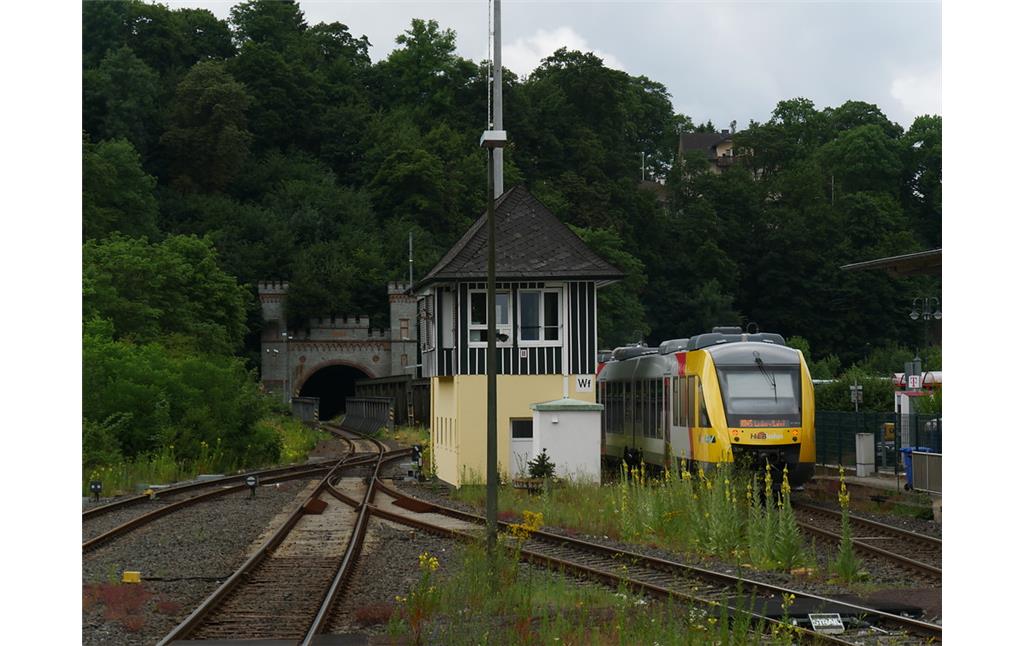 Stellwerksgebäude Wf des Bahnhofs Weilburg mit ausfahrendem Zug (2017)