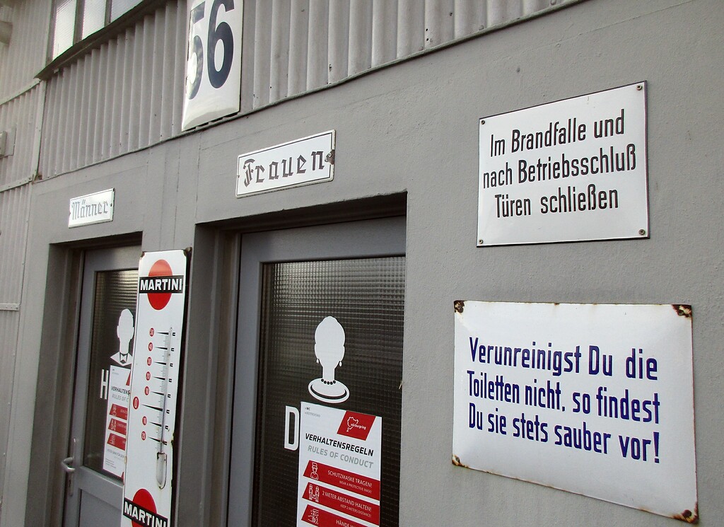Die Garagenbox Nr. 56 in der südwestlichen Reihe der Boxen im historischen Fahrerlager am Nürburgring wird für eine Toilettenanlage genutzt (2020).