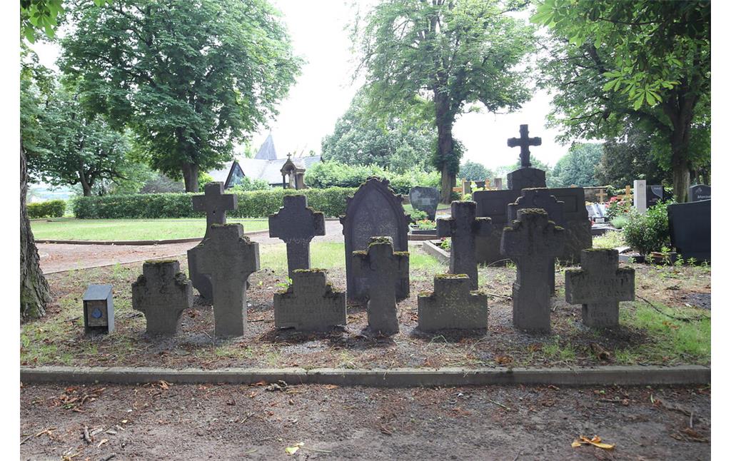Anlage mit historischen Grabkreuzen auf dem Friedhof in Plaidt (2021)