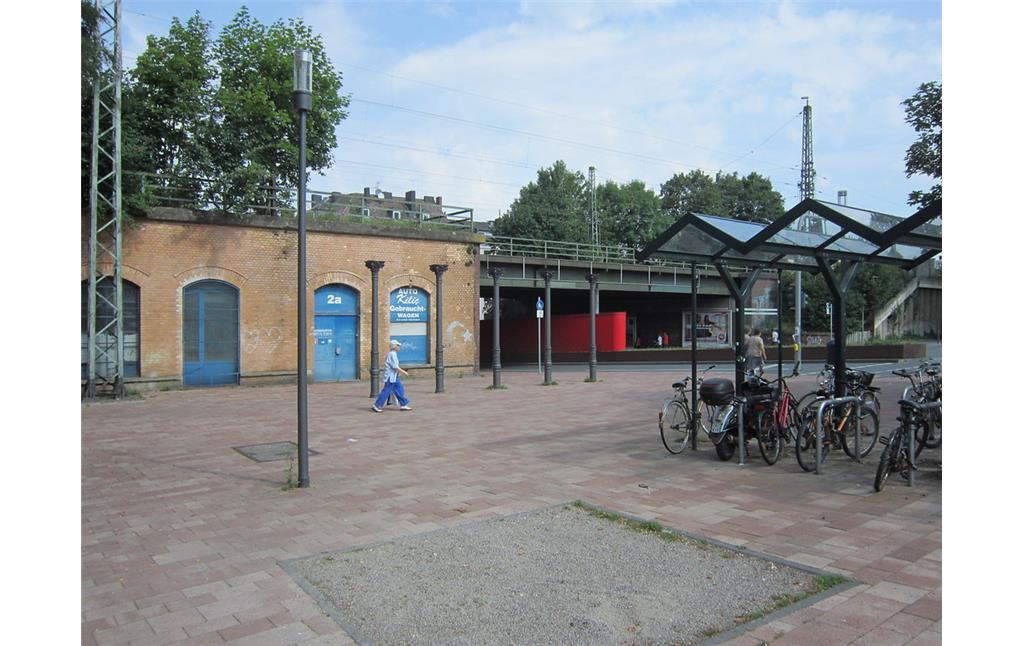Empfangsgebäude im Bahnhof Rothe Erde in Aachen, Zugang Robert-Koch-Straße (2014)