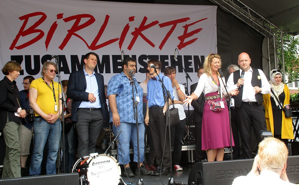 Die Bühne der Großkundgebung "Birlikte  Zusammenstehen" gegen Rassismus und rechtsextremistische Gesinnung am 5. Mai 2016 in Köln-Mülheim.