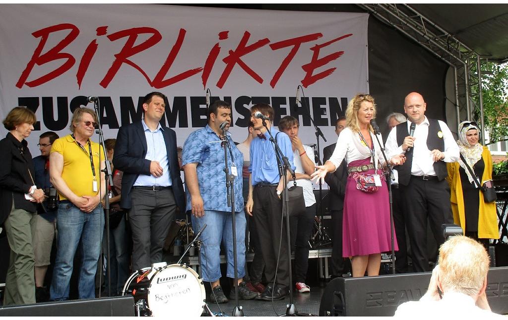 Die Bühne der Großkundgebung "Birlikte  Zusammenstehen" gegen Rassismus und rechtsextremistische Gesinnung am 5. Mai 2016 in Köln-Mülheim.
