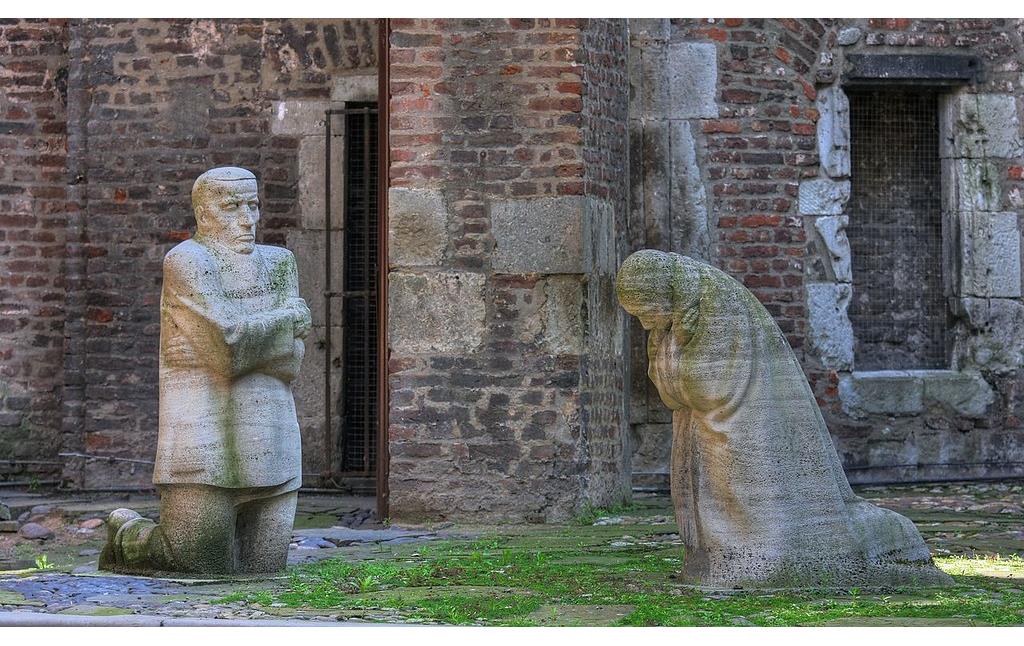 .Skulpturen "Trauernde Eltern", Kopie nach Originalen der Künstlerin Käthe Kollwitz (1867-1945) in der Kirchenruine Alt Sankt Alban in der Kölner Innenstadt (2009).