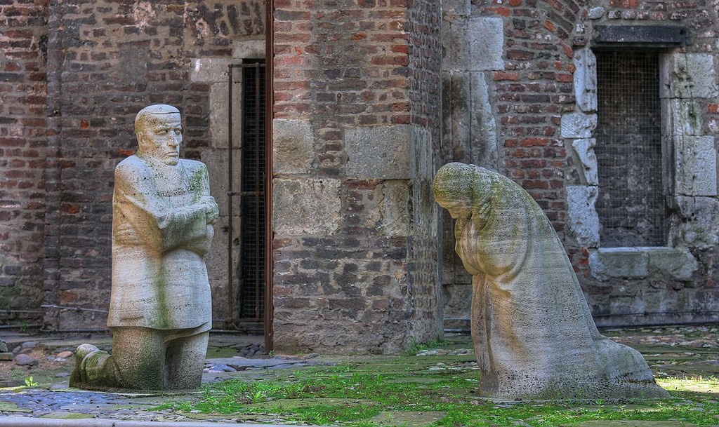 .Skulpturen "Trauernde Eltern", Kopie nach Originalen der Künstlerin Käthe Kollwitz (1867-1945) in der Kirchenruine Alt Sankt Alban in der Kölner Innenstadt (2009).