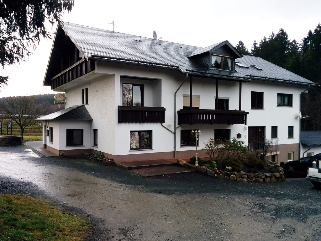 Gebäude des Forellenhofs Trauntal bei Börfink (2015)