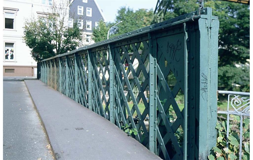 Geländer an der Adlerbrücke über die Wupper (1994).