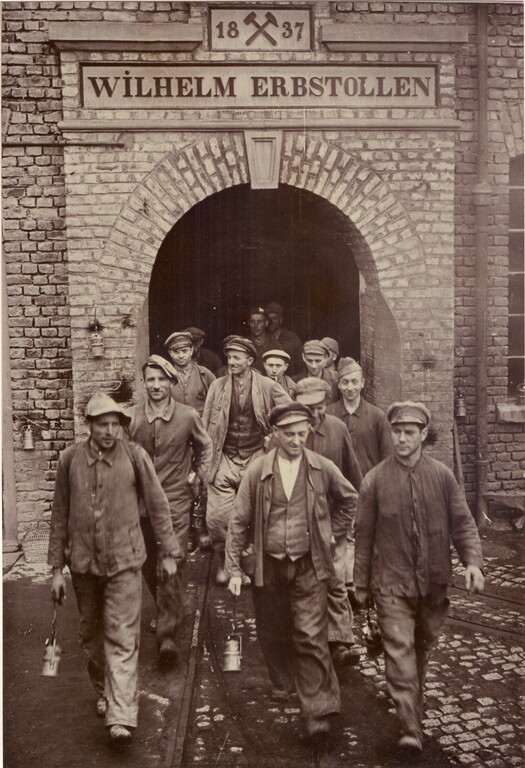 Schichtende für die Arbeiter im Dachschieferbergbau in Kaub (1920er Jahre)