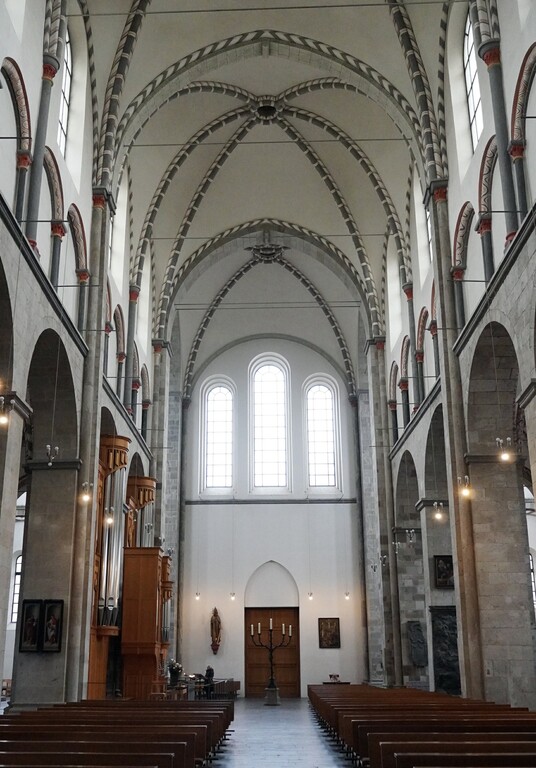 Blick nach Nordwesten über das Hauptschiff der "Basilica Minor"-Kirche des Kunibertstifts, der Basilika St. Kunibert in Köln-Altstadt-Nord (2023).