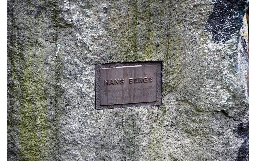 Schild am Kunstobjekt von Hans Berge im Forstbotanischen Garten in Köln-Rodenkirchen (2021).